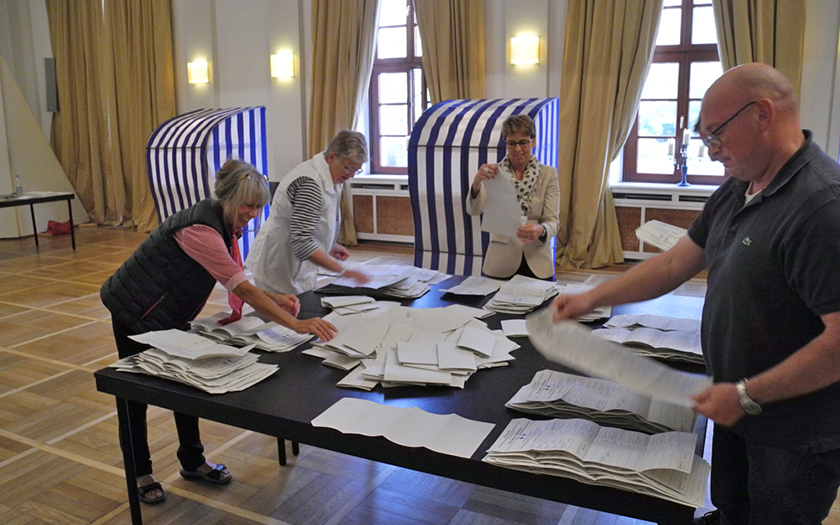 Auszählung der abgegebenen Stimmen im Wahllokal im Conversationshaus