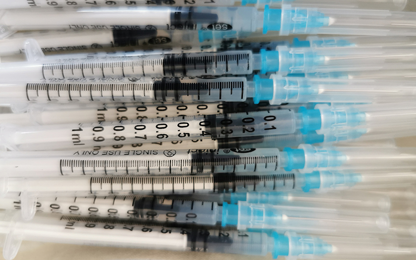 Die Spritzen liegen für den Impftermin im Conversationshaus bereit