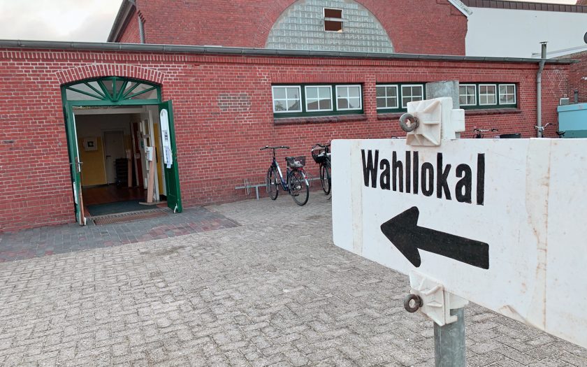 Eingang zum Wahllokal der Norderneyer Grundschule