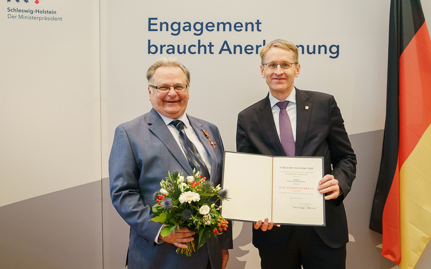 Harald Kirschninck und Daniel Günther bei der Verleihung des Bundesverdienstkreuzes am Bande