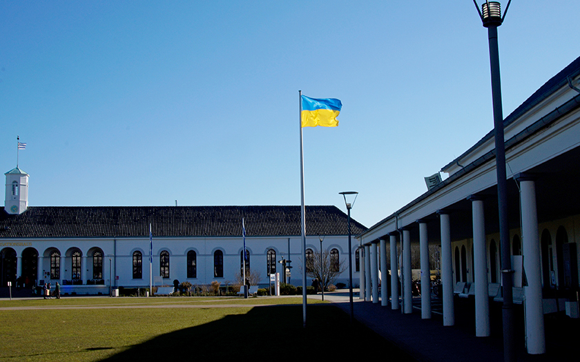 Ukrainische Flagge auf dem Kurplatz