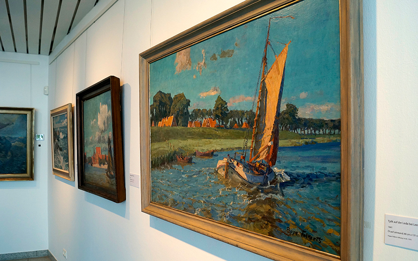 Kunstwerke von Inselmaler Poppe Folkerts hängen im Bademuseum