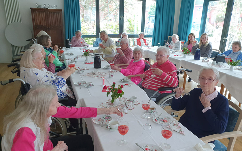 Die Bewohner des Seniorenheims feiern zusammen Muttertag