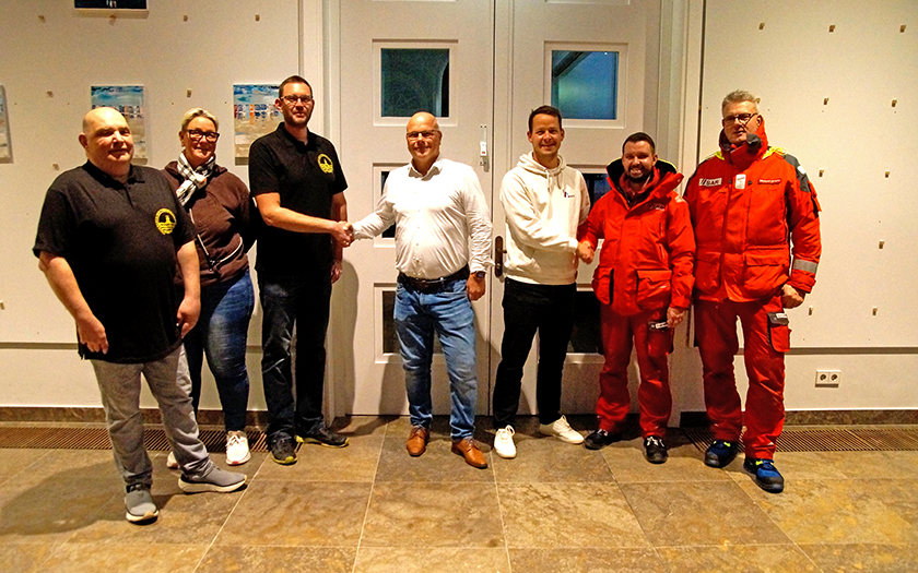 Spende für Schulen und Seenotrettung