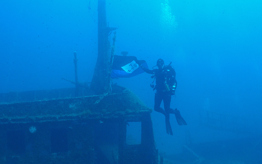 Die Flagge weht jetzt unter Wasser
